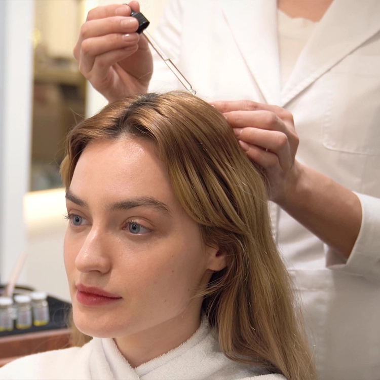 Premium Originalstep 15-Step Stem Cell Scalp Treatment - Step 02 : Scalp scaling based on diagnosis, followed by head massage