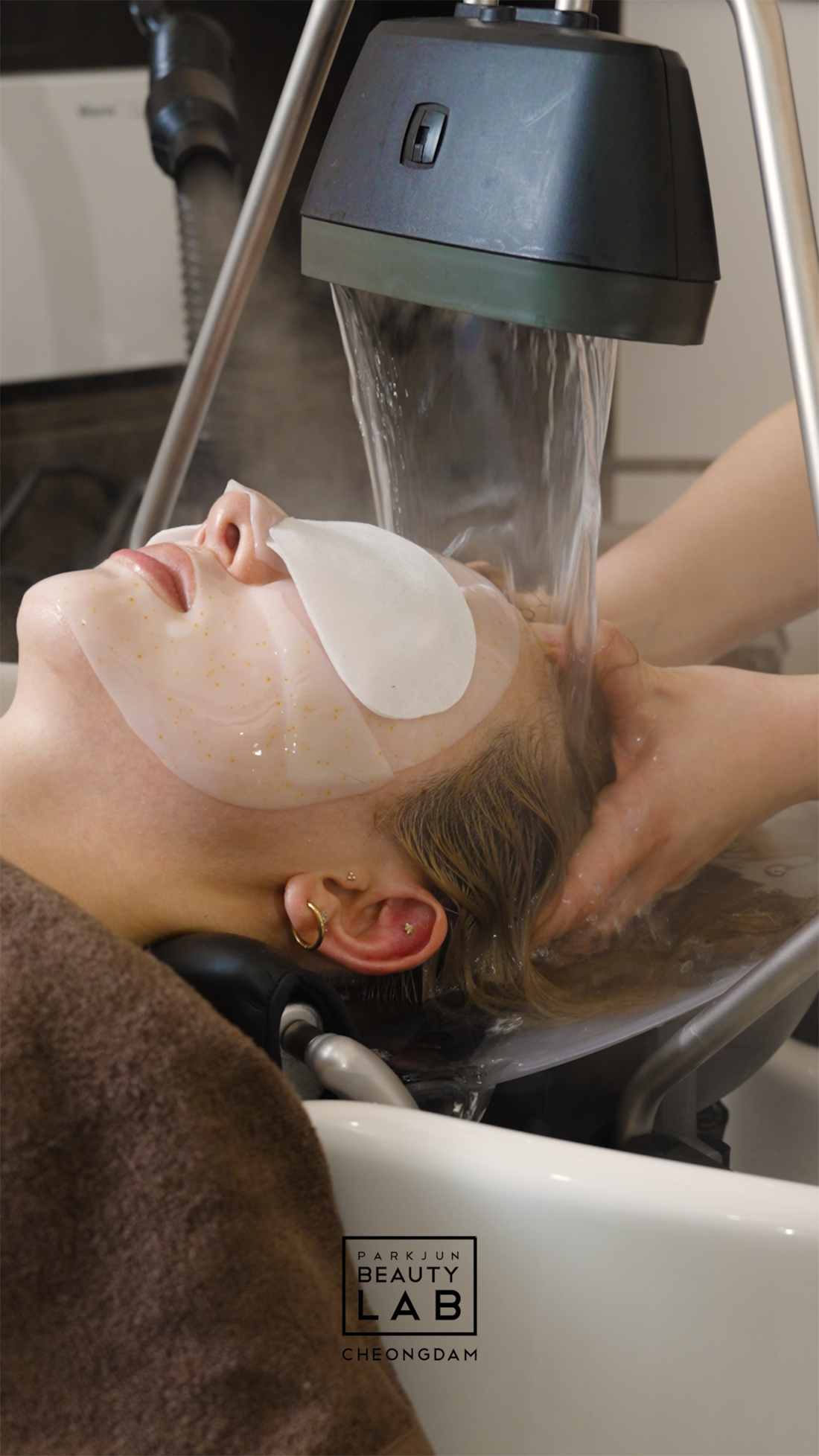 Deep scalp scaling process during a 15-step Seoul-Head-Spa treatment.