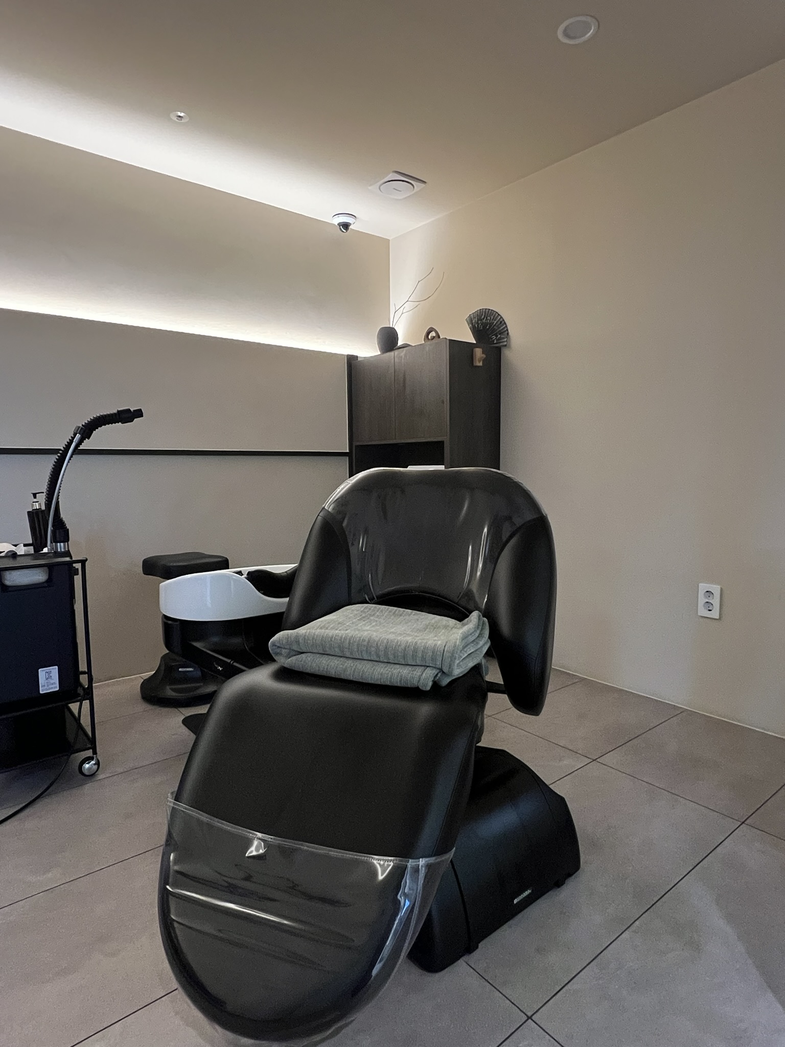 Private salon room for couples and families at Parkjun Beautylab Cheongdam